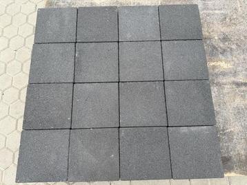 Veiling - 32,76 M2 Betonsteen Zwart 20x20x6 Cm beschikbaar voor biedingen