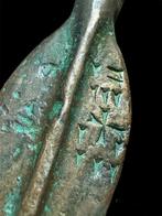 Mesopotamisch Brons Arrowhead, met spijkerschrift. Erg