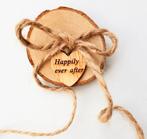 Ringenschaaltje boomstam + houten hartje Happily Ever After, Verzenden, Nieuw, Feestartikel, Geboorte of Huwelijk