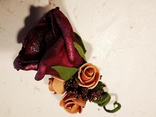 Corsage Roos Burgundy cava burgundy CEM40 Corsage Roos, Hobby en Vrije tijd, Knutselen, Nieuw, Ophalen of Verzenden