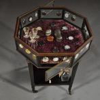 Tafelvitrine bronzen 8-kantige horlogevitrine op zwart gedra, Antiek en Kunst, Antiek | Meubels | Tafels, Ophalen of Verzenden