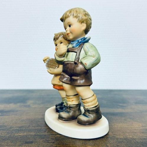 Hummel # 2265 - She Caught it! - TMK8 - Boxed - Signed -, Antiek en Kunst, Curiosa en Brocante