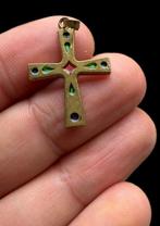 Mysterieuze gotische missionairskruis in brons (ook bekend