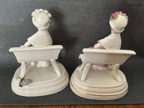 Goebel - Beeldje - Geneviève sur le banc avec chien -, Antiek en Kunst, Curiosa en Brocante