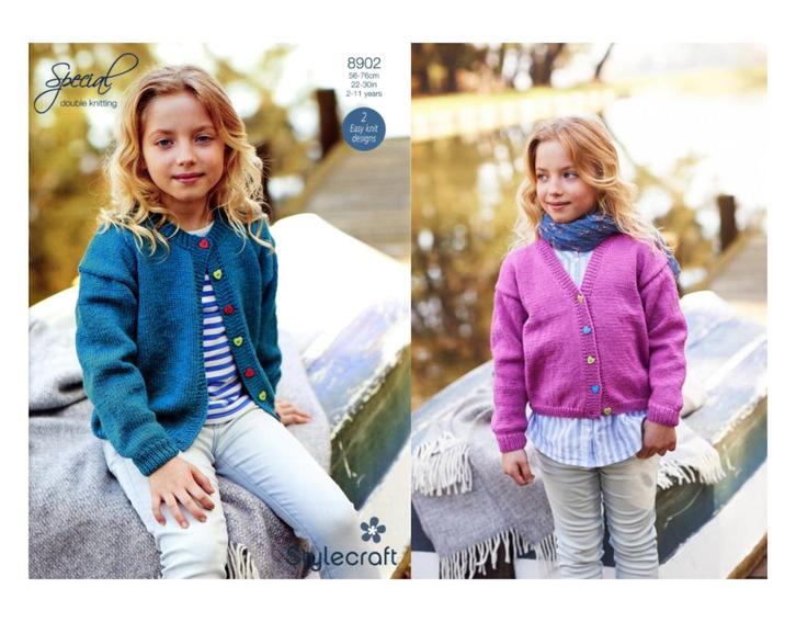 Breipatroon Stylecraft Special DK Meisjes Vesten 8902, Hobby en Vrije tijd, Breien en Haken, Breien of Haken, Nieuw, Wol of Garen