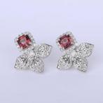 Hangoorbellen - 14 karaat Witgoud - 6.78ct. tw. Smaragd -