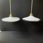 Hangende plafondlamp (2) - Opaline Hanglampen met krullen, Antiek en Kunst