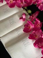 Set oude linnen servetten, met de hand geborduurd met