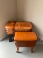 Kruk (2) - Hout, Leder - Turnbok - Retro, Antiek en Kunst, Curiosa en Brocante
