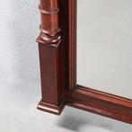 Reusachtige schouwspiegel of passpiegel in noten met zuilen, Antiek en Kunst, Ophalen of Verzenden