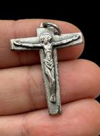 Curieus gotisch metalen kruisbeeld, geassocieerd met een