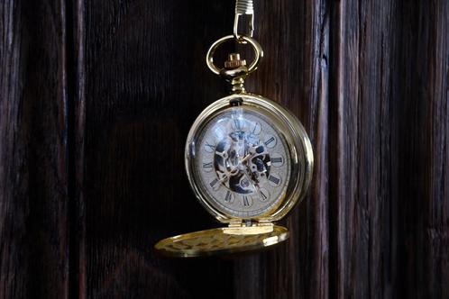 Mechanisch goudkleurig zakhorloge - Gravering, Sieraden, Tassen en Uiterlijk, Horloges | Antiek, Met ketting, Overige materialen