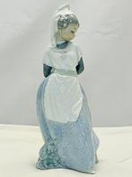 Nao by Lladró - sculptuur, Valencianita con ramo escondido -