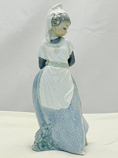 Nao by Lladró - sculptuur, Valencianita con ramo escondido -, Antiek en Kunst, Antiek | Glas en Kristal