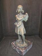 sculptuur, Little girl with pigtails and a bunch of grapes -