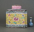 Yongzheng (1723-1735) - Doos - Honderd pioenrozen in, Antiek en Kunst