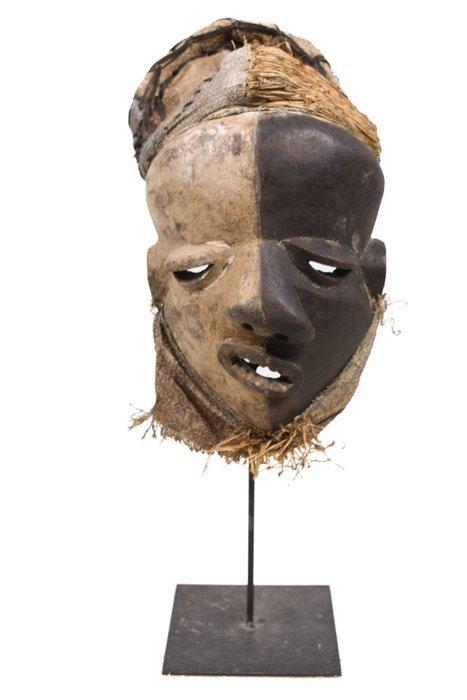 Vervormd masker - Pende - DR Congo (Zonder Minimumprijs), Antiek en Kunst, Kunst | Niet-Westerse kunst