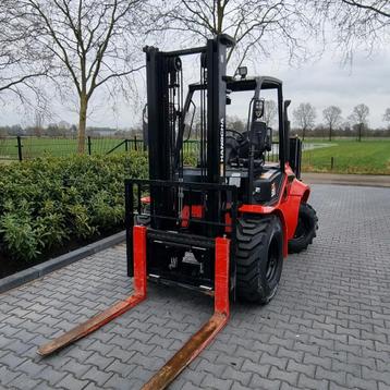 Ruw terrein heftruck beschikbaar voor biedingen