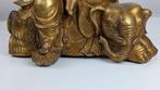 Mooi standbeeld Quan Yin zittend op olifant. - Verguld brons