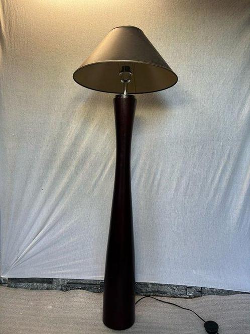 Lamp - Elegante lamp van rood hout met verfijnd design -, Antiek en Kunst, Curiosa en Brocante