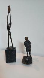 Beeldje - Spelend Kind (2) - Brons, Marmer, Antiek en Kunst