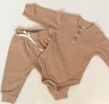 2-delig baby pakje met broek en romper met lange mouwen beschikbaar voor biedingen