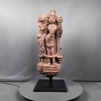 Zandsteen EEN ZELDZAME PIJLER MET VISHNU EN LAKSHMI - 58 cm, Verzamelen, Mineralen en Fossielen