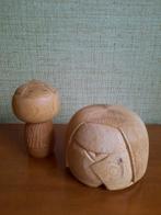 Twee kokeshis met prachtig houtsnijwerk, 16 en 12 cm - Hout