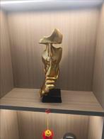 Beeldje - Abstract sculpture with Shh gesture - Hars