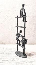 sculptuur, Sobre la escalera - 25 cm - Gietijzer