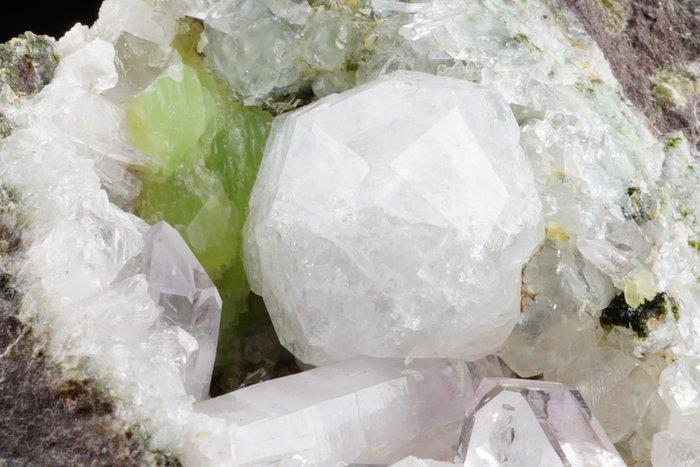 Grote ANALCIME met PREHNITE - groene sproeikrystallen met, Verzamelen, Mineralen en Fossielen