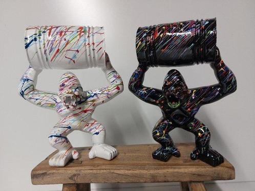 Beeld, strong gorilla with oil barrel - 22 cm - polyresin, Antiek en Kunst, Curiosa en Brocante