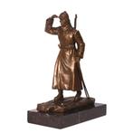 A BRONZE SCULPTURE OF A RUSSIAN SOLDIER ON SKIES (Interieur), Verzenden