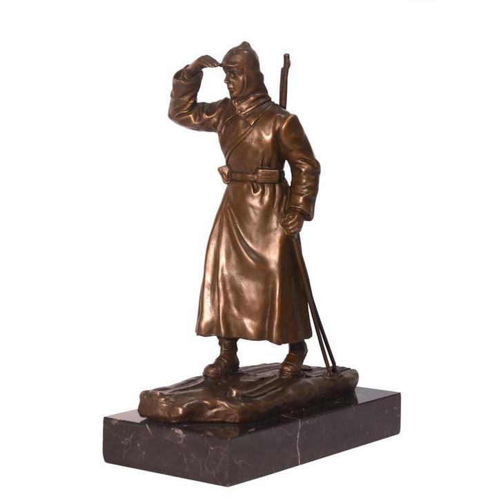 A BRONZE SCULPTURE OF A RUSSIAN SOLDIER ON SKIES (Interieur), Antiek en Kunst, Kunst | Beelden en Houtsnijwerken, Verzenden