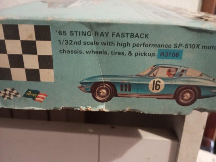 Revell - Slotcar corvette 65 sting ray - 1960-1970, Hobby en Vrije tijd, Modelauto's | 1:5 tot 1:12