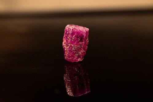 Ongepolijste robijnen kristal – natuurlijke hexagonale vorm, Verzamelen, Mineralen en Fossielen