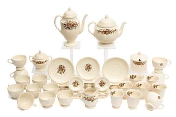 Een circa 45-delig samengesteld Wedgwood servies beschikbaar voor biedingen