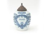 Een blauwwitte apothekerspot met deksel, Nederland, 20e eeuw