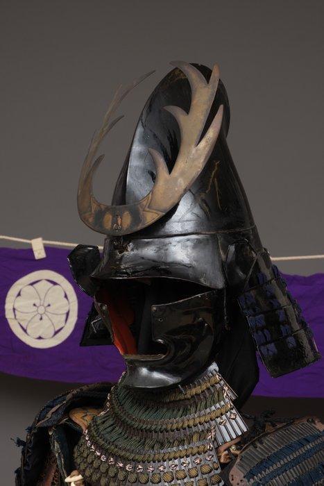 Een antiek zwart gelakt Japans harnas (yoroi) - Textiel,, Antiek en Kunst, Antiek | Overige Antiek