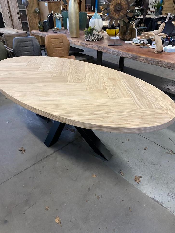 Eiken eettafel ovaal, visgraat (nieuw, A-keuze), Huis en Inrichting, Tafels | Eettafels, Nieuw, Eikenhout, Metaal
