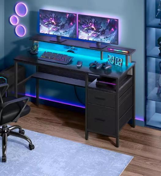 Bureau met LED, Monitorstand en Stopcontacten – 135 cm, Huis en Inrichting, Kasten | Overige, Nieuw, Verzenden