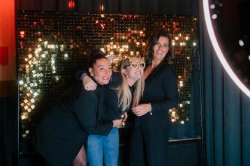 photobooth te huur l Gelderland l Brengen & ophalen l props beschikbaar voor biedingen