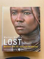 Fotografie Lost - Natuurstammen - Mensen a/d rand v/d Wereld, Ophalen of Verzenden, Zo goed als nieuw