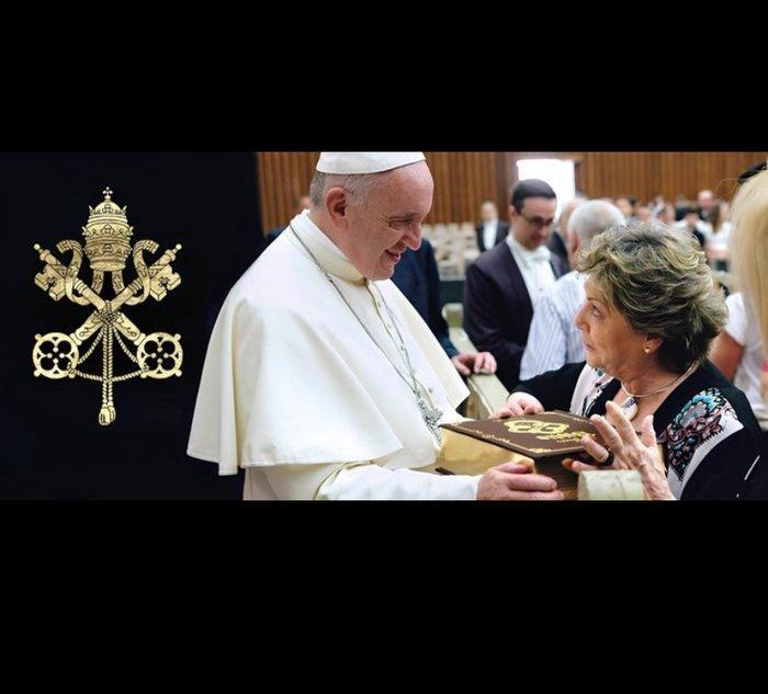 Rare and exclusive Bible blessed by Pope Francis in 2016, Antiek en Kunst, Antiek | Boeken en Bijbels