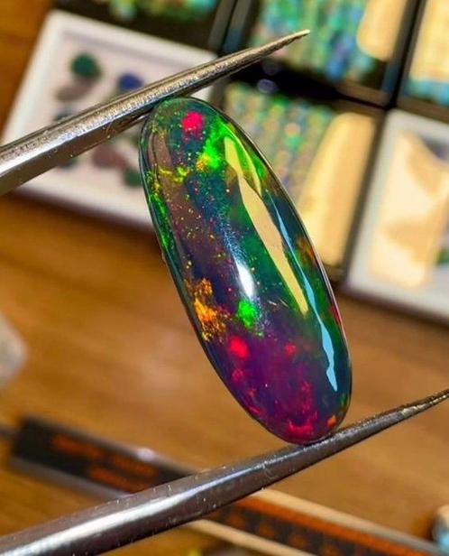 Opaal Indrukwekkende Ethiopische zwarte fire opaal. Een echt, Verzamelen, Mineralen en Fossielen