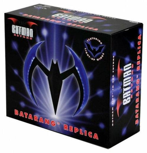 Neca Replica - DC Batman Beyond 61647 Batarang Replica, Verzamelen, Poppetjes en Figuurtjes, Verzenden