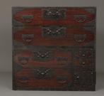 Sado ishô’dansu  (kast met lades) - IJzer