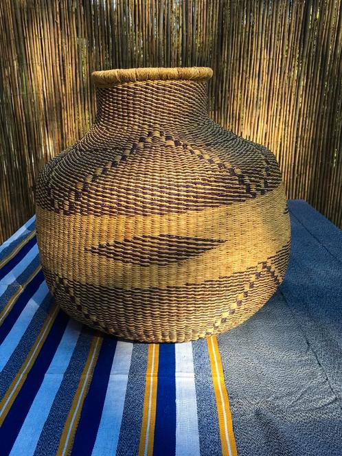 Afrikaanse geweven mand / Bolgatanga Ghana, Huis en Inrichting, Woonaccessoires | Schalen en Manden, Nieuw, Riet, Rond, Verzenden