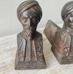 Signatur Schulter - Vuurbok (2) - Gietijzer - Oriet. Man met, Antiek en Kunst
