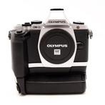 Olympus E-M5 Camera Body Zilver + HLD-6 Batterijgrip (Occ), Audio, Tv en Foto, Fotocamera's Digitaal, Ophalen of Verzenden, Zo goed als nieuw